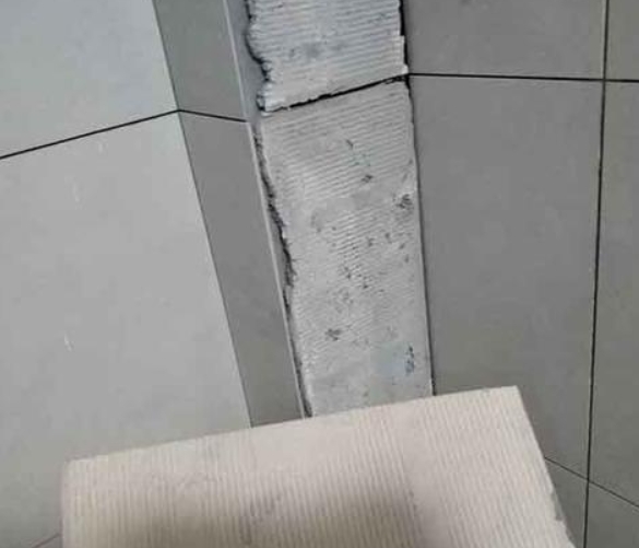 洛宁瓷砖空鼓维修公司分享下厨房瓷砖脱落的补救措施。